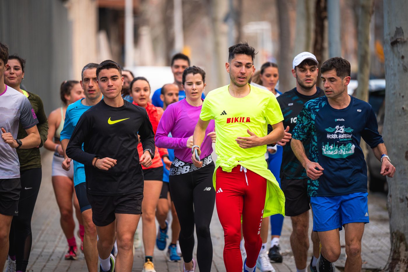 Roger corriendo con su grupo de corredores